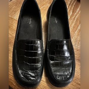 Clarks Black Leather Croc Emobossed Loafers Flats Size 8